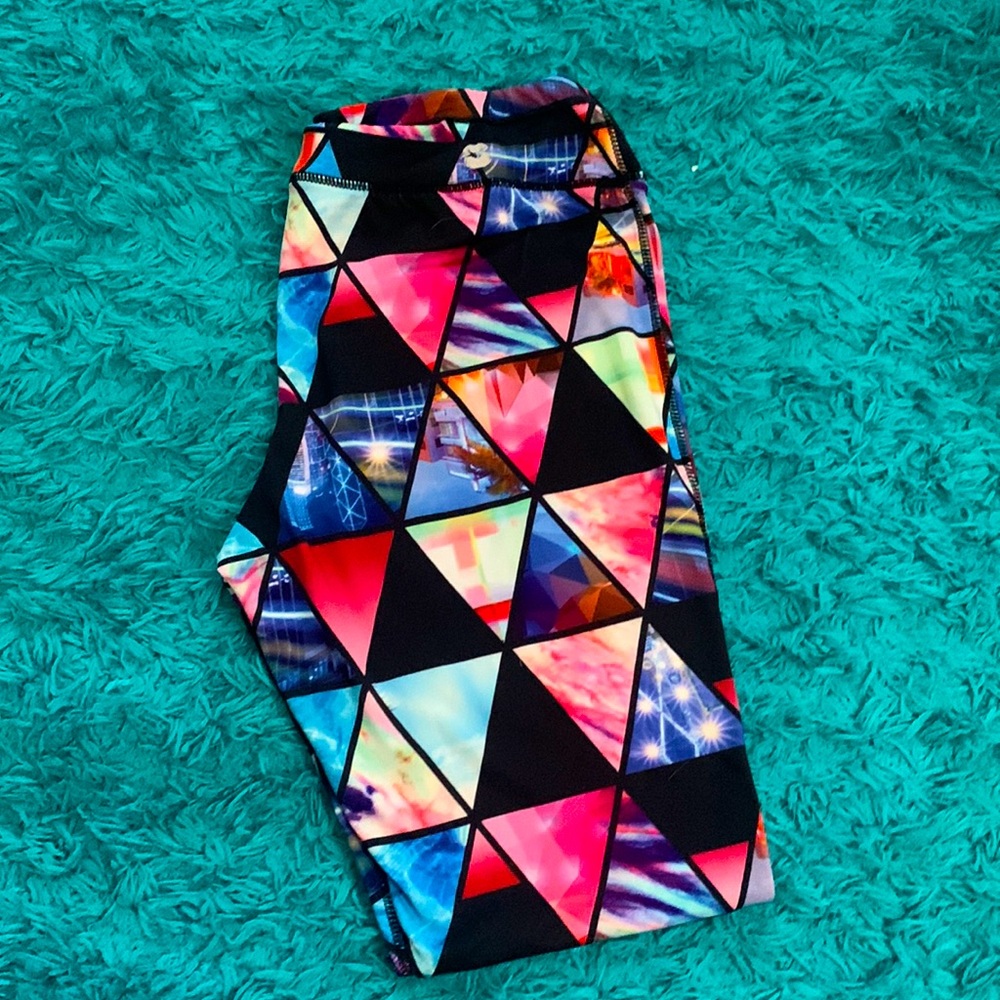 🌈Multi colored and patterned workout pants. (92% polyester/8% spandex).